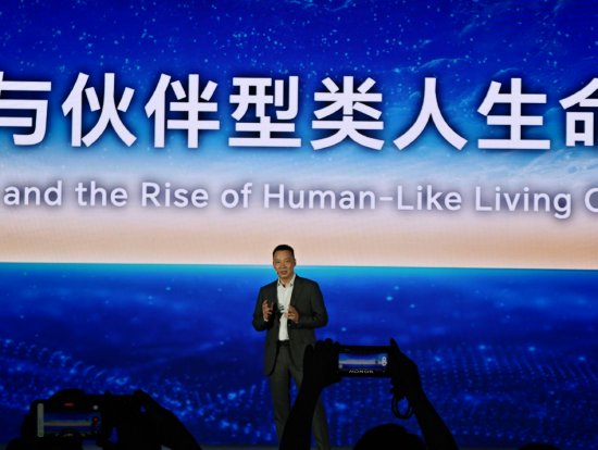 直击WAIC丨荣耀CEO李健：智能体操作系统将拥有基础生命特征	、认知记忆系统、自我意识和灵魂