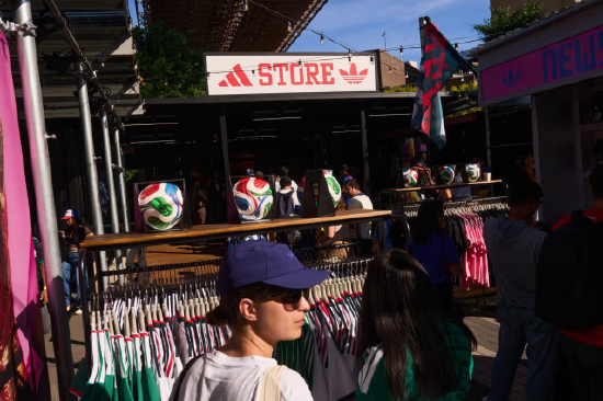 世界杯营销开支侵蚀利润，阿迪达斯股价暴跌18%